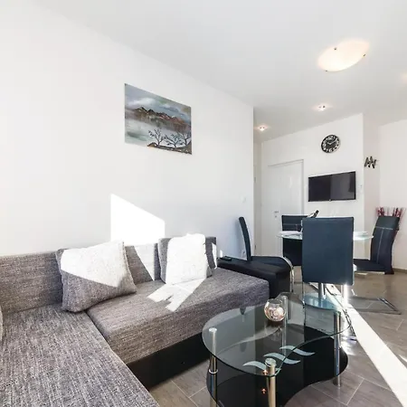 Two-bedroom In Apartamento Maslenica